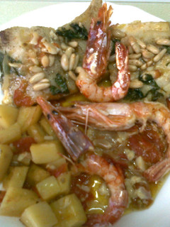 Una foto de Bacalao al horno con langostinos y patatas