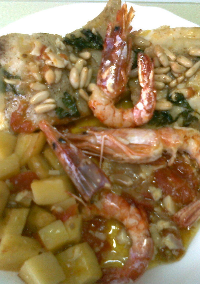 Una foto de Bacalao al horno con langostinos y patatas