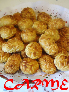 Una foto de Panellets de almendras y piñones