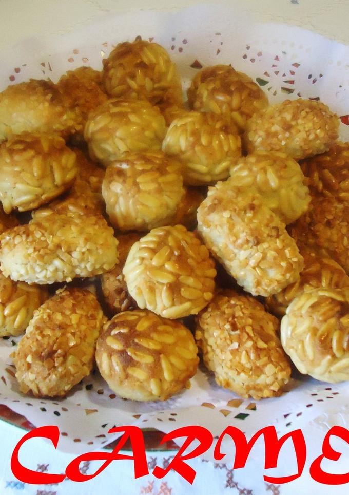 Una foto de Panellets de almendras y piñones