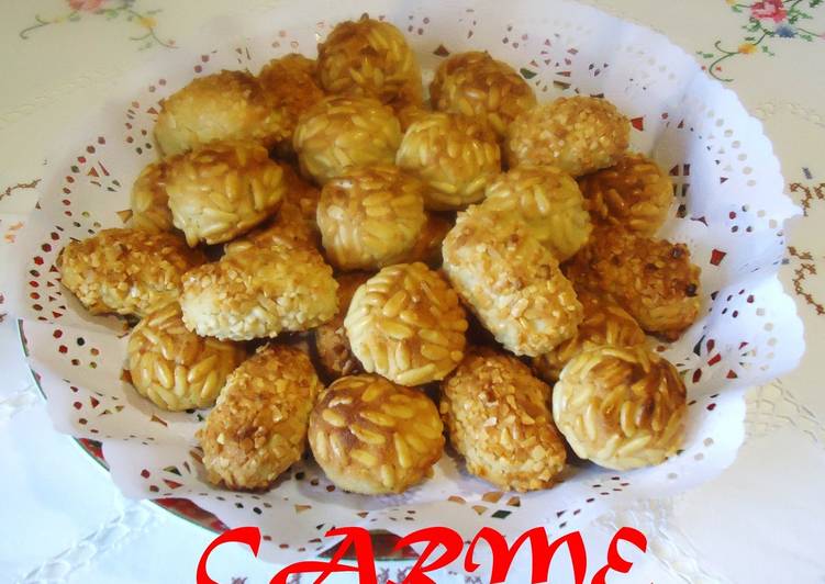 Recipe of Quick Panellets de almendras y piñones