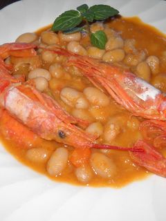Una foto de Alubias blancas con gambones