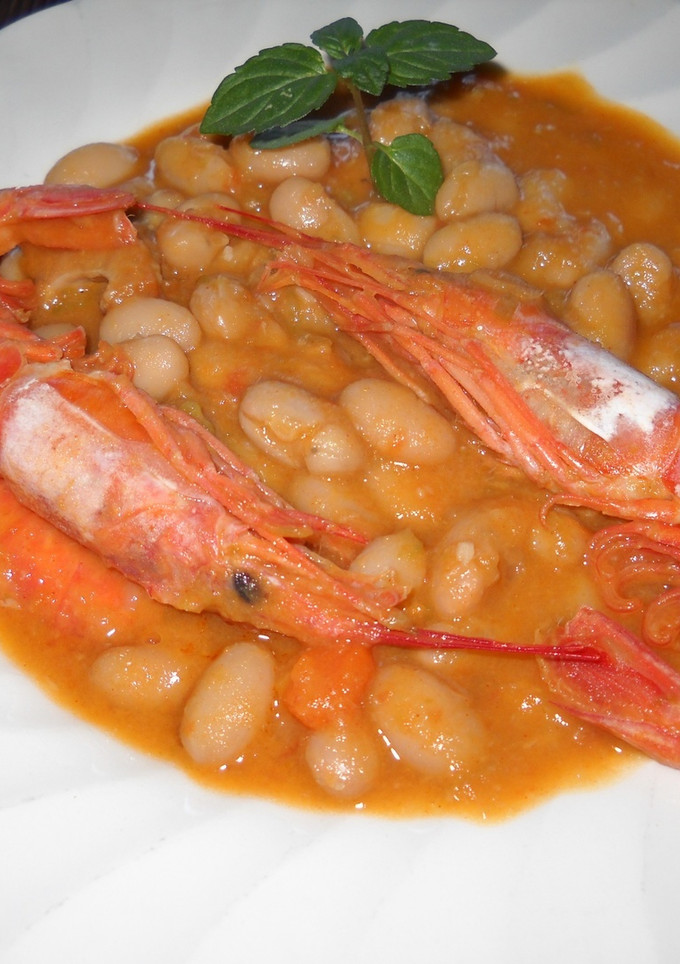 Una foto de Alubias blancas con gambones