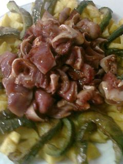 Una foto de Oreja de cerdo adobada, con pimientos verdes y patatas