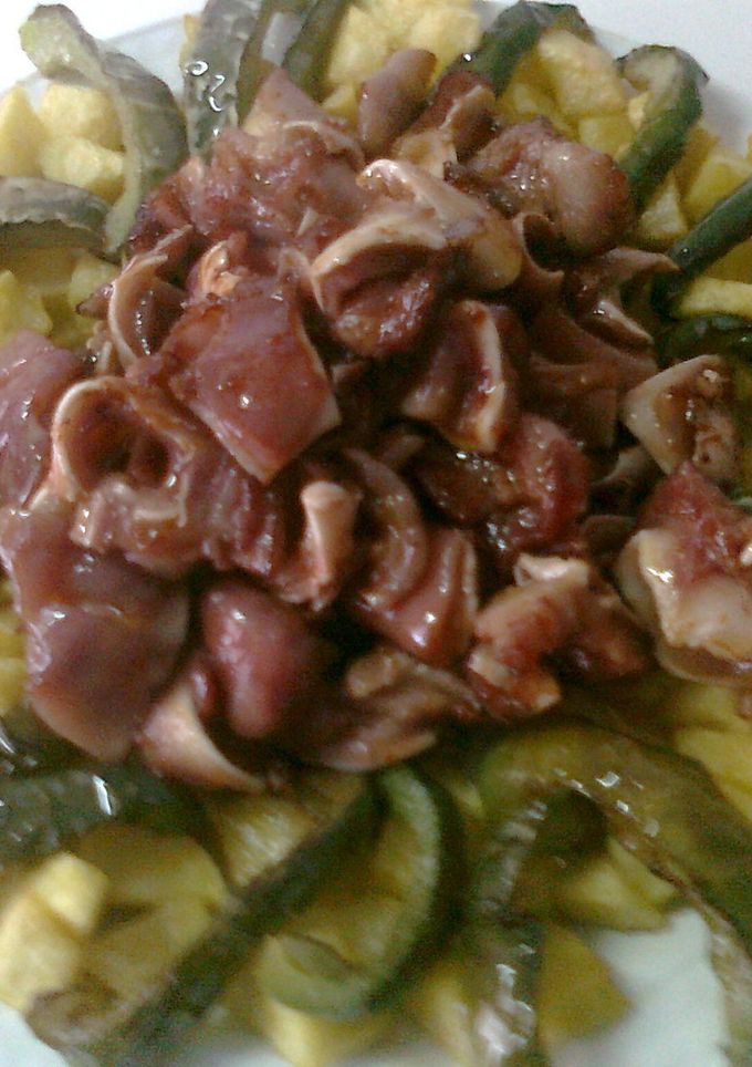 Una foto de Oreja de cerdo adobada, con pimientos verdes y patatas