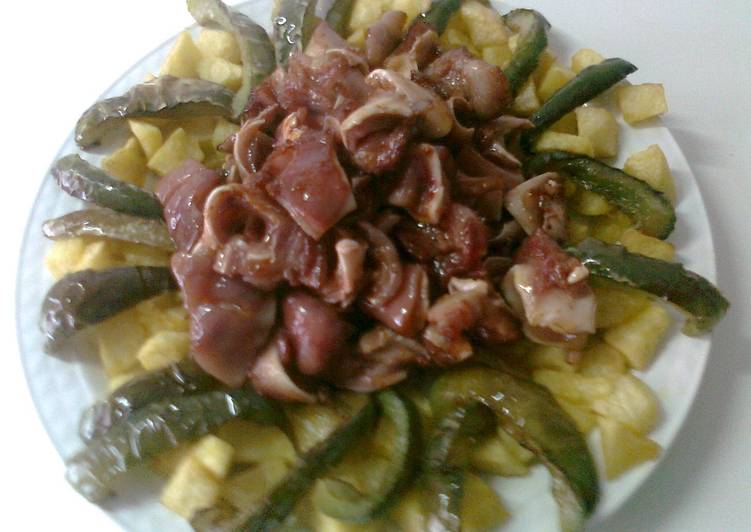 Oreja de cerdo adobada, con pimientos verdes y patatas