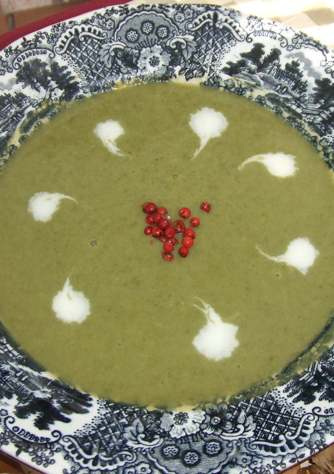Una foto de Sopa crema de grelos y coliflor
