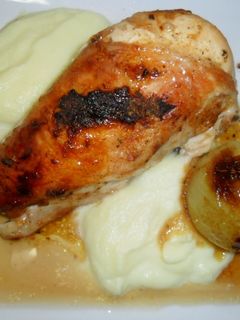 Una foto de Pollo y cebollas al ajo con puré cremoso de patatas