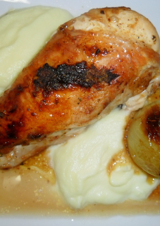 Una foto de Pollo y cebollas al ajo con puré cremoso de patatas