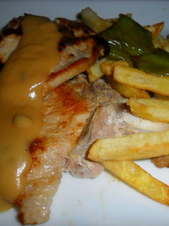 Una foto de Chuletas de cerdo con salsa de pimienta verde