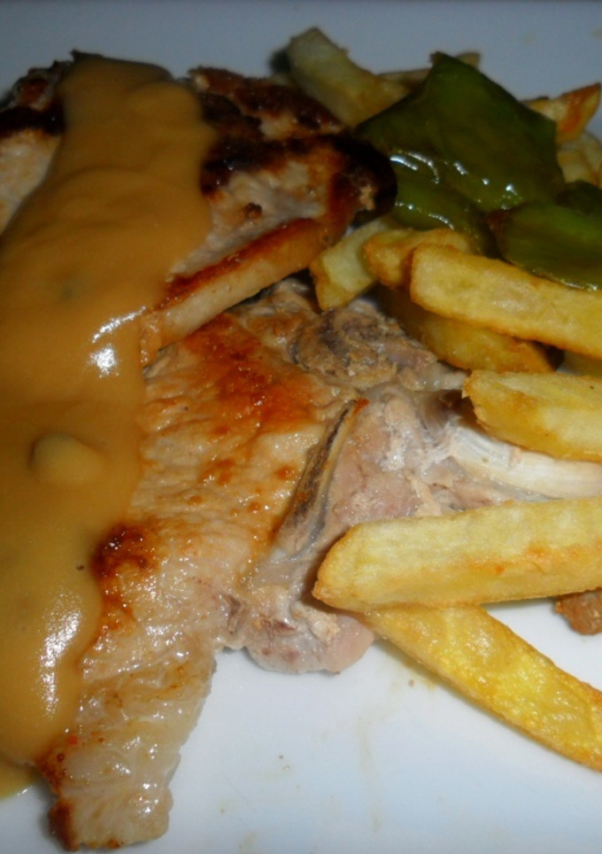 Una foto de Chuletas de cerdo con salsa de pimienta verde