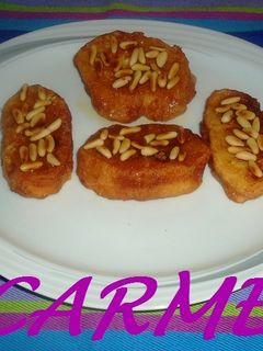 Una foto de Tostadas con miel y piñones