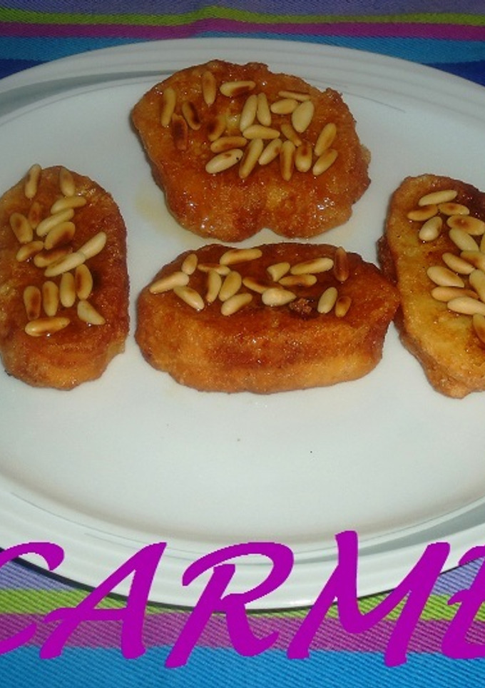 Una foto de Tostadas con miel y piñones