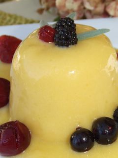 Una foto de Flan de naranja y azafrán con su salsa