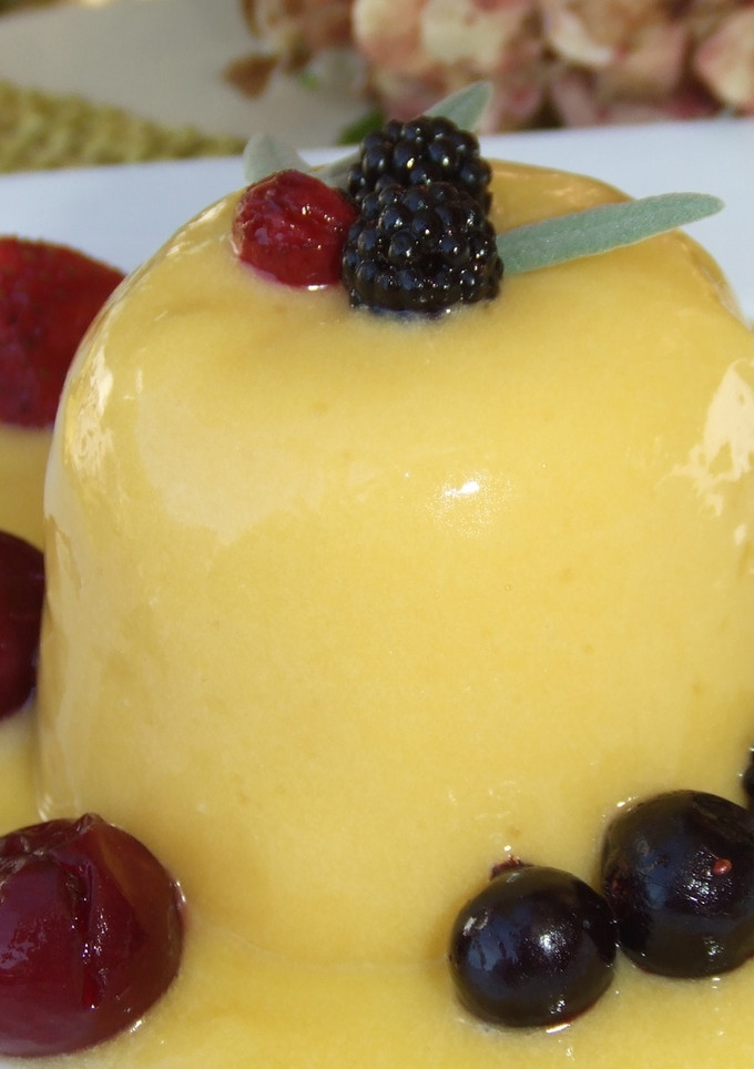 Una foto de Flan de naranja y azafrán con su salsa