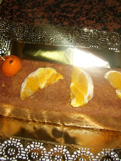 Una foto de Bizcocho de café con salsa de naranja