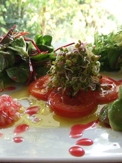 Una foto de Ensalada de otoño en verde y rojo