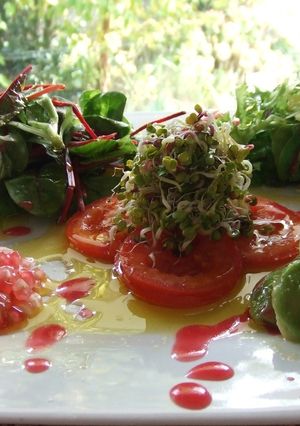 Una foto de Ensalada de otoño en verde y rojo