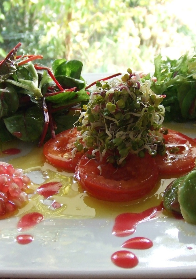 Una foto de Ensalada de otoño en verde y rojo