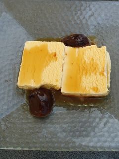Una foto de Helado biscuit con salsa de higos