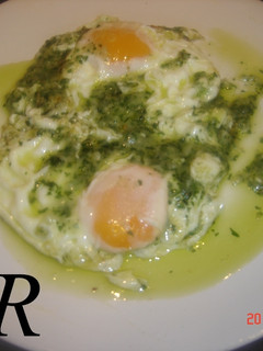 Una foto de Huevos en salsa verde