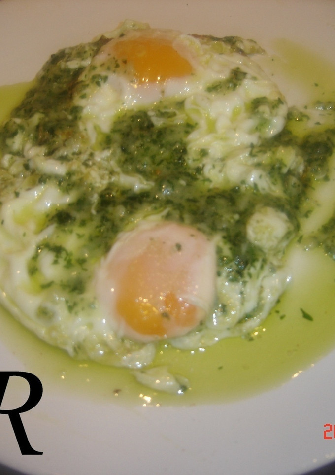 Una foto de Huevos en salsa verde