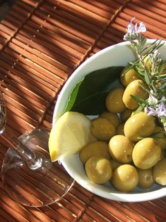 Una foto de Aceitunas a las hierbas frescas