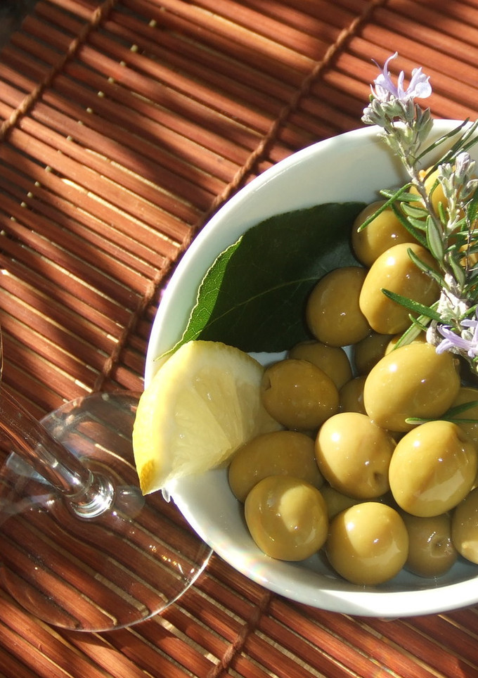 Una foto de Aceitunas a las hierbas frescas