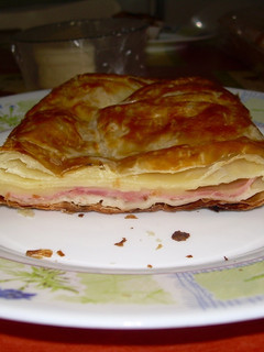 Una foto de Paquetitos hojaldrados con jamón y queso