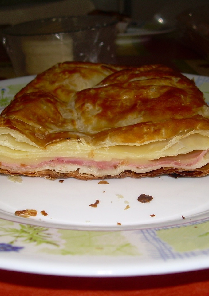 Una foto de Paquetitos hojaldrados con jamón y queso