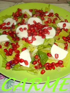 Una foto de Ensalada de granada y queso fresco