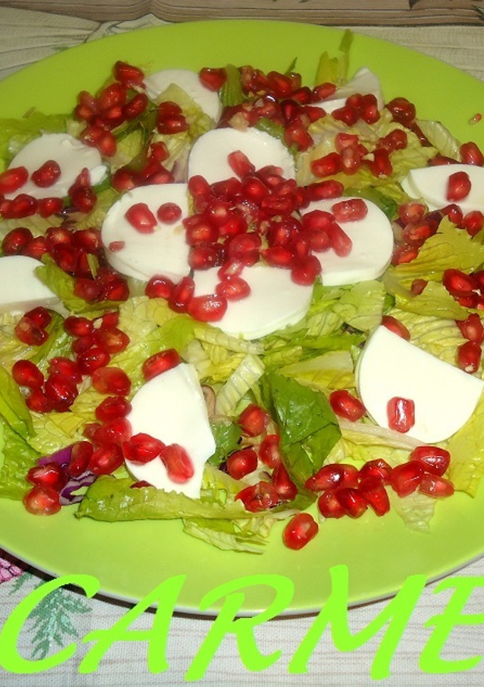 Una foto de Ensalada de granada y queso fresco