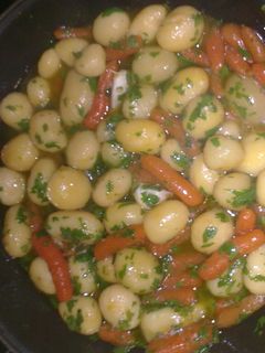 Una foto de Salteado de patatas y zanahorias