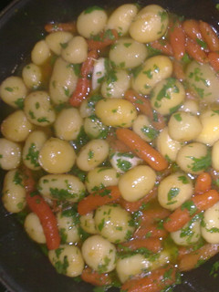 Una foto de Salteado de patatas y zanahorias