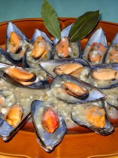 Una foto de Mejillones con salsa de ajo y perejil