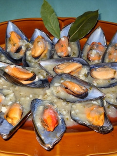 Una foto de Mejillones con salsa de ajo y perejil