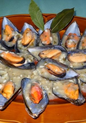 Una foto de Mejillones con salsa de ajo y perejil
