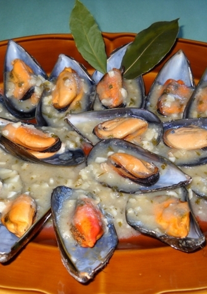 Una foto de Mejillones con salsa de ajo y perejil