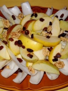Una foto de Ensalada de endivias con manzanas y Tzatziki