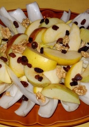 Una foto de Ensalada de endivias con manzanas y Tzatziki