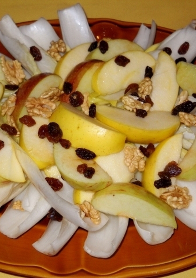Una foto de Ensalada de endivias con manzanas y Tzatziki