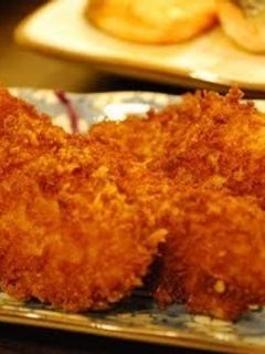 Una foto de Kaki furai (ostra frita) con ensalada de repollo