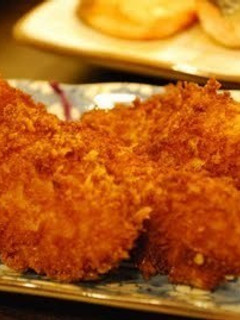 Una foto de Kaki furai (ostra frita) con ensalada de repollo