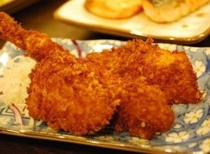 Una foto de Kaki furai (ostra frita) con ensalada de repollo