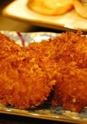 Una foto de Kaki furai (ostra frita) con ensalada de repollo