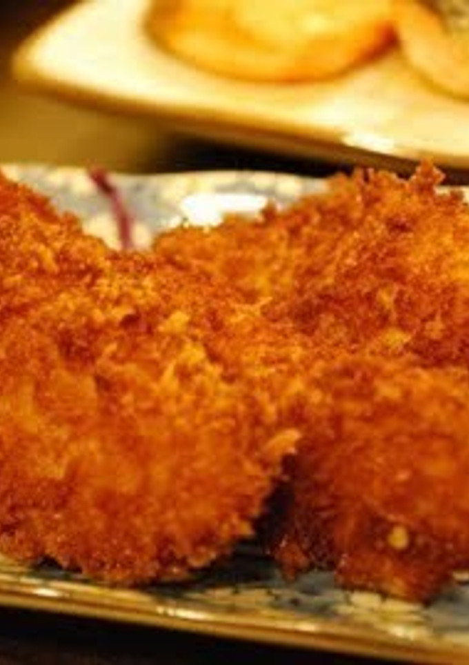 Una foto de Kaki furai (ostra frita) con ensalada de repollo