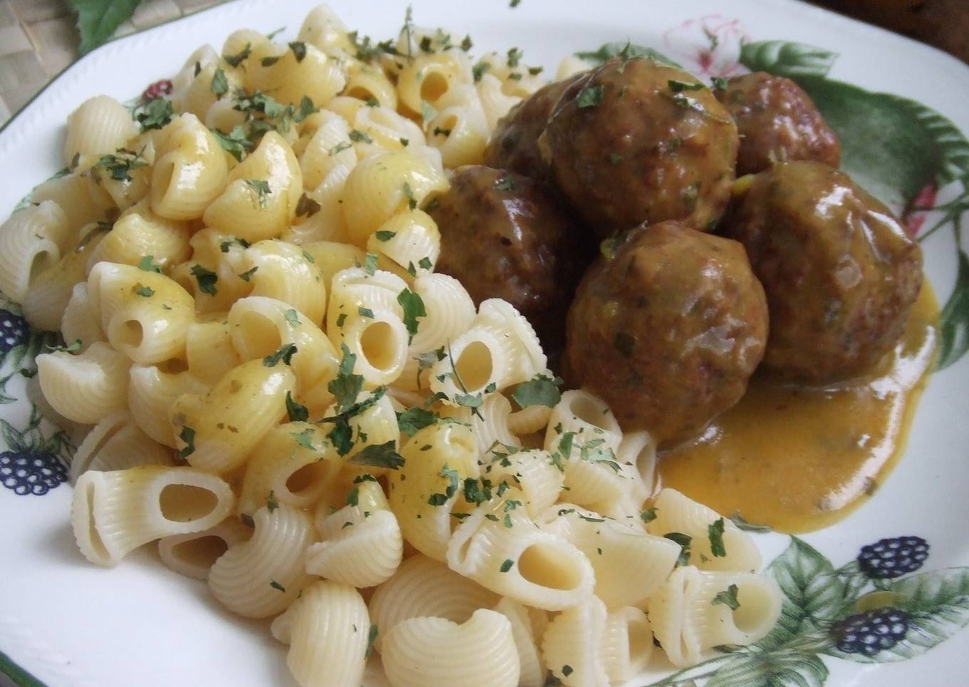 Albóndigas glaseadas con pasta