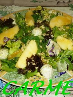 Una foto de Ensalada fresca con Burguitos y manzana
