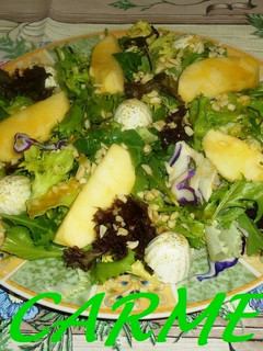 Una foto de Ensalada fresca con Burguitos y manzana