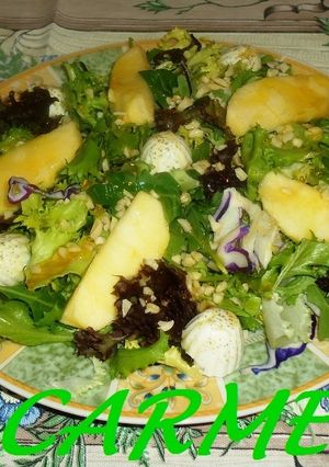 Una foto de Ensalada fresca con Burguitos y manzana